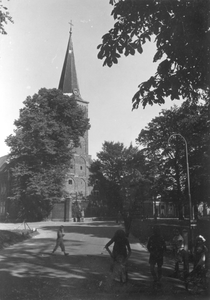 221121 Gezicht op de Geertekerk (Geertekerkhof) te Utrecht met op de voorgrond enkele spelende kinderen in het ...